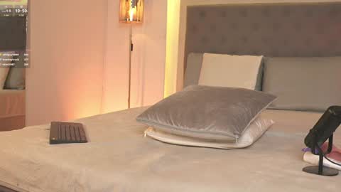 Snapshot of victoria__rossi chatting on 12.27.24 online show from 12.27.24