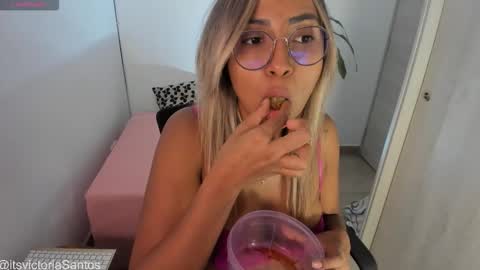 Victoria Santos online show from 10.28.25