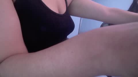 Snapshot of victoria_hernandez_t chatting on 10.20.25 Victoria online show from 10.20.25