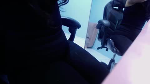 Snapshot of victoria_hernandez_t chatting on 10.21.25 Victoria online show from 10.21.25