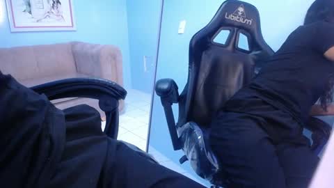 Snapshot of victoria_hernandez_t chatting on 12.16.25 Victoria online show from 12.16.25