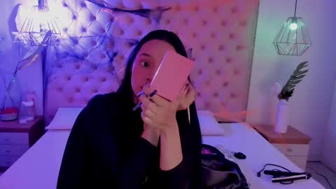 Snapshot of victoria_kitt chatting on 10.17.25 victoria_kitt online show from 10.17.25
