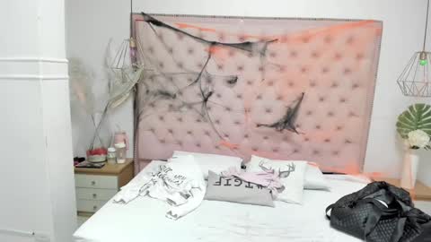 Snapshot of victoria_kitt chatting on 10.22.25 victoria_kitt online show from 10.22.25
