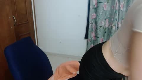 Snapshot of victoria_milf06 chatting on 11.22.25 victoria online show from 11.22.25