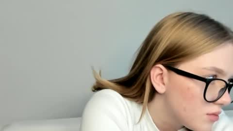 Snapshot of victoria_pum_ chatting on 01.04.25 Jessie online show from 01.04.25