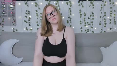 Snapshot of victoria_pum_ chatting on 11.01.25 Jessie online show from 11.01.25