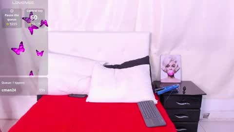 Snapshot of victoriaa_zans chatting on 11.30.25 Victoria Zans online show from 11.30.25