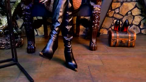 Victoria Heller online show from 11.24.25