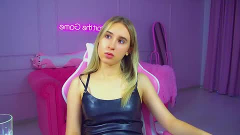 Snapshot of victoriahopson chatting on 10.13.25 Victoria online show from 10.13.25