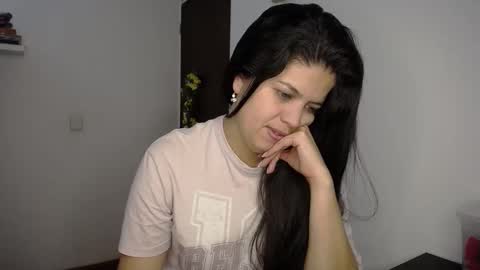 Snapshot of victorialg chatting on 11.21.25 victorialg online show from 11.21.25