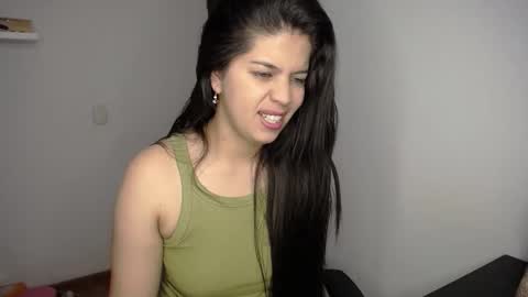 Snapshot of victorialg chatting on 12.15.25 victorialg online show from 12.15.25