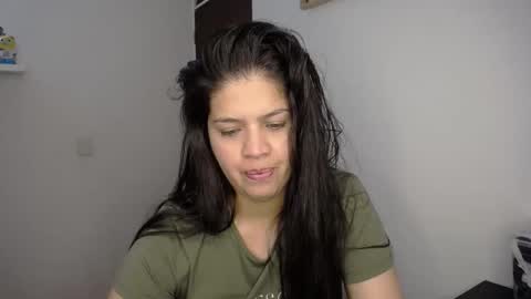 Snapshot of victorialg chatting on 12.17.25 victorialg online show from 12.17.25