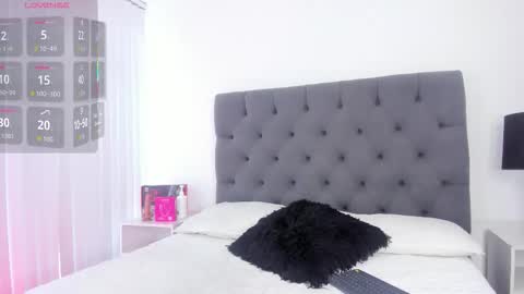 Snapshot of victoriaparkeer1 chatting on 11.24.25 Victoria online show from 11.24.25