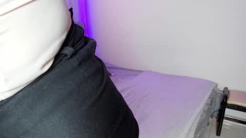 Snapshot of victoriathomponss chatting on 02.12.25 Victoria online show from 02.12.25