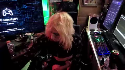 Snapshot of vievixsyn chatting on 04.28.26 Vie ViXiiiN online show from 04.28.26