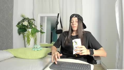viictoriiasaenz online show from 04.27.26