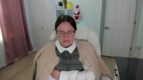 Snapshot of vika7333 chatting on 12.13.24 Ukrainian-woman online show from 12.13.24