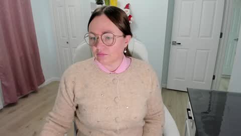 Snapshot of vika7333 chatting on 12.17.24 Ukrainian-woman online show from 12.17.24