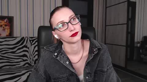 Snapshot of vikaericka chatting on 03.07.25 Vika online show from 03.07.25