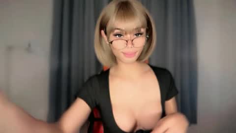 Snapshot of vikkylustfull chatting on 06.17.26 vikkylustfull online show from 06.17.26