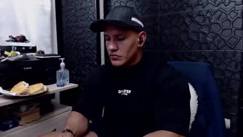 Snapshot of viktorherrera chatting on 02.20.25 Viktor Herrera online show from 02.20.25
