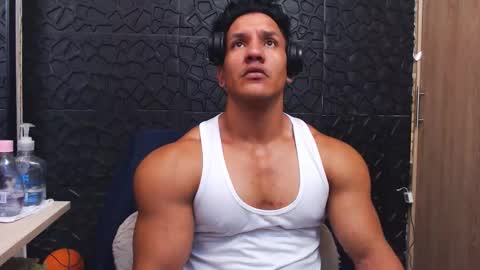 Snapshot of viktorherrera chatting on 10.20.25 Viktor Herrera online show from 10.20.25