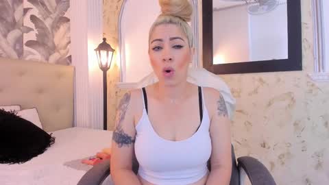 Snapshot of viktoria_davis_ chatting on 01.05.25 Viktoria online show from 01.05.25