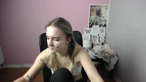 Snapshot of viktoria_lovely chatting on 12.21.24 viktoria_lovely online show from 12.21.24