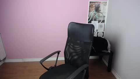 Snapshot of viktoria_lovely chatting on 02.11.25 viktoria_lovely online show from 02.11.25