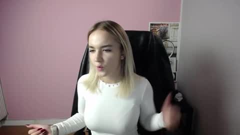 Snapshot of viktoria_lovely chatting on 10.21.25 viktoria_lovely online show from 10.21.25