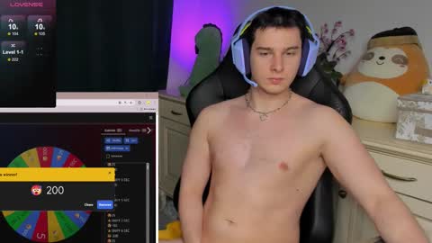 Snapshot of vincent__strong chatting on 12.20.25 Vincent Strong online show from 12.20.25