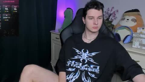 Snapshot of vincent__strong chatting on 12.21.25 Vincent Strong online show from 12.21.25