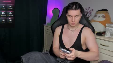 Snapshot of vincent__strong chatting on 12.21.25 Vincent Strong online show from 12.21.25