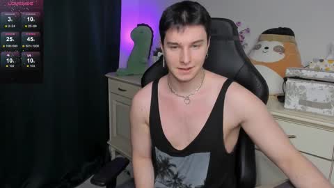 Snapshot of vincent__strong chatting on 12.22.25 Vincent Strong online show from 12.22.25