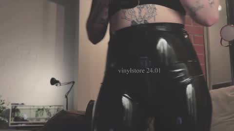 Snapshot of vinylstore chatting on 01.24.25 Diva Silvia online show from 01.24.25