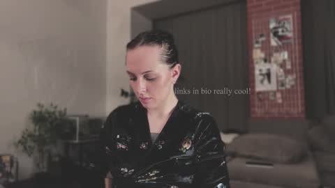 Snapshot of vinylstore chatting on 01.25.25 Diva Silvia online show from 01.25.25