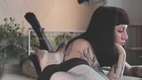 Snapshot of vinylstore chatting on 01.27.25 Diva Silvia online show from 01.27.25