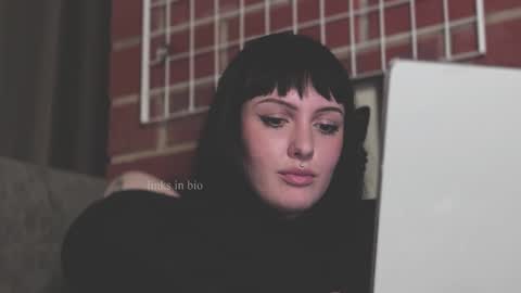 Snapshot of vinylstore chatting on 01.31.25 Diva Silvia online show from 01.31.25