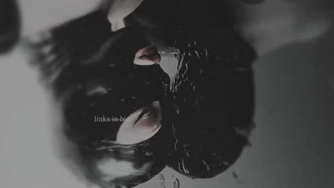 Snapshot of vinylstore chatting on 02.02.25 Diva Silvia online show from 02.02.25