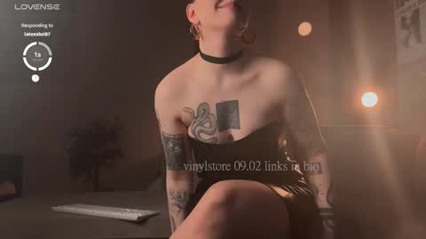 Snapshot of vinylstore chatting on 02.09.25 Diva Silvia online show from 02.09.25