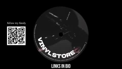 Snapshot of vinylstore chatting on 03.08.25 Diva Silvia online show from 03.08.25