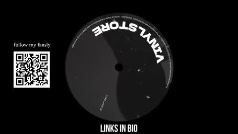 Snapshot of vinylstore chatting on 03.08.25 Diva Silvia online show from 03.08.25