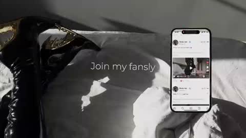 Snapshot of vinylstore chatting on 11.13.25 Diva Silvia online show from 11.13.25