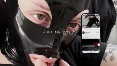 Snapshot of vinylstore chatting on 11.15.25 Diva Silvia online show from 11.15.25