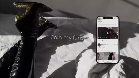 Snapshot of vinylstore chatting on 11.20.25 Diva Silvia online show from 11.20.25