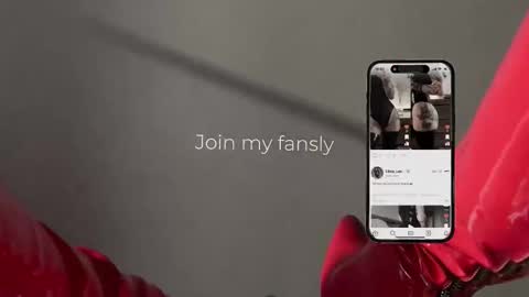 Snapshot of vinylstore chatting on 11.21.25 Diva Silvia online show from 11.21.25