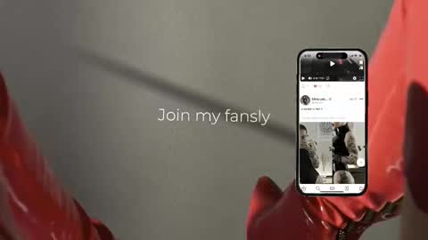 Snapshot of vinylstore chatting on 11.24.25 Diva Silvia online show from 11.24.25