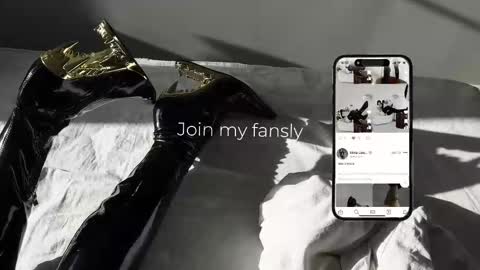 Snapshot of vinylstore chatting on 11.26.25 Diva Silvia online show from 11.26.25