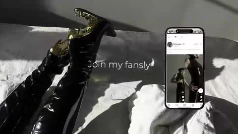 Snapshot of vinylstore chatting on 11.28.25 Diva Silvia online show from 11.28.25