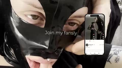 Snapshot of vinylstore chatting on 11.29.25 Diva Silvia online show from 11.29.25